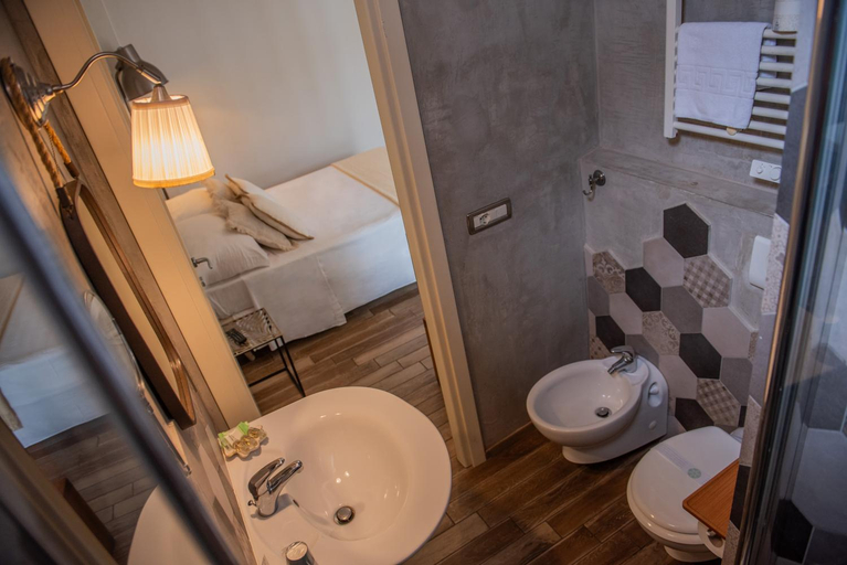 Bathroom 2, Fra Diavolo, Imperia