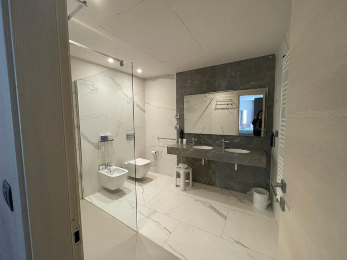 Bathroom 4, Hotel Byron, La Spezia