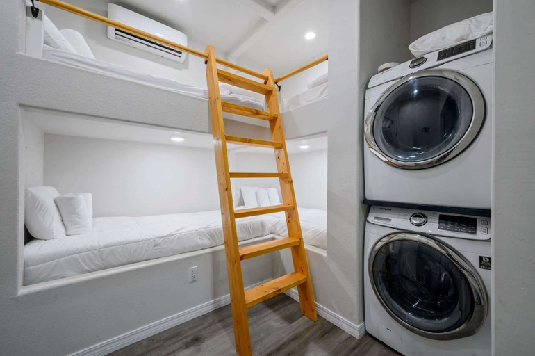 Laundry, Double Magic - Unique Cabin for 6 - Pond, Hot Tub, McCurtain