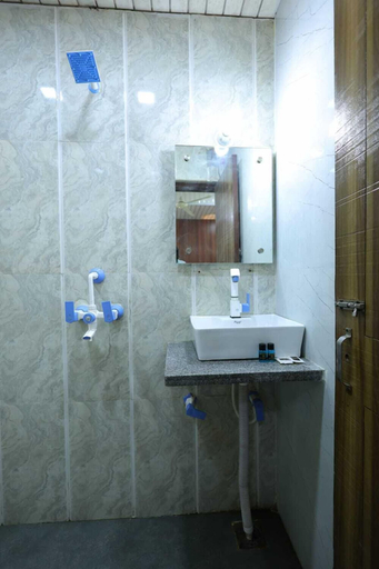 Bathroom 5, Basil Inn near To Taj Mahal, Agra