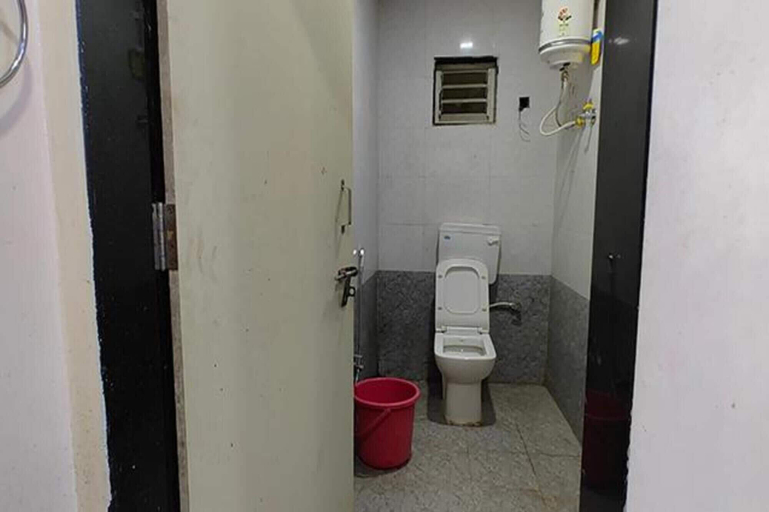 Bathroom 5, Fabhotel The Royal Inn, Pune