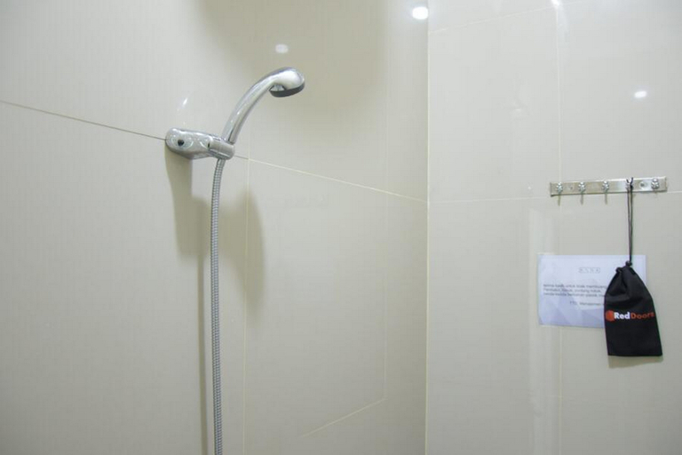 Bathroom 4, RedDoorz near GOR Satria Purwokerto, Banyumas