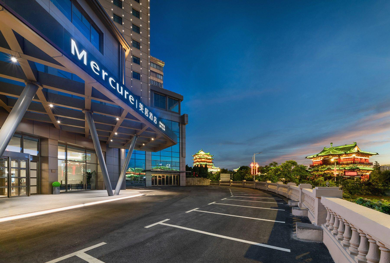Exterior & Views