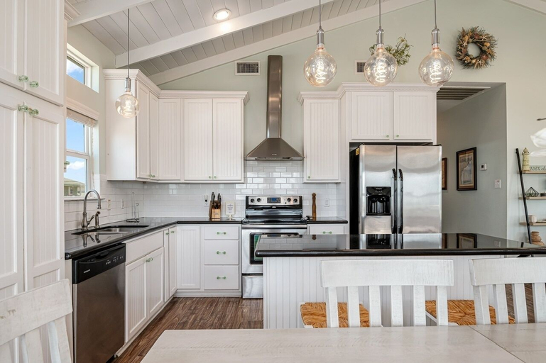 Private kitchen 3, Chillax Inn 3 Bedroom Home by RedAwning, Galveston