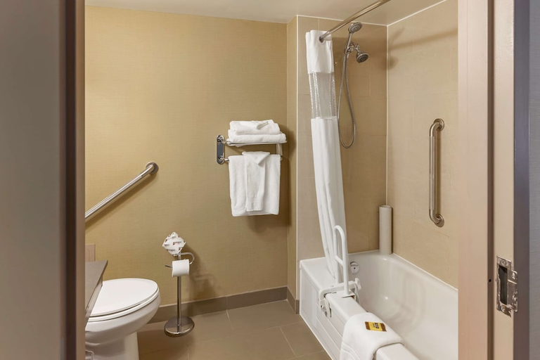 Bathroom 5, Best Western Plus Leamington Hotel & Conference Centre, Essex