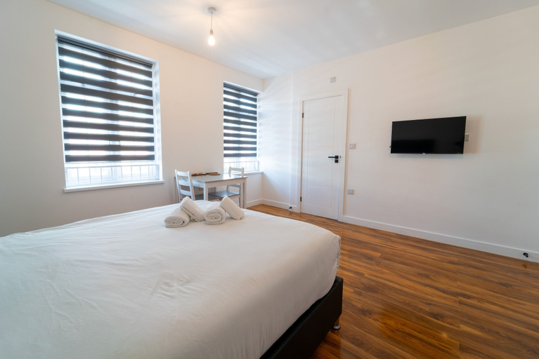 Room 3, Centra High Road, London