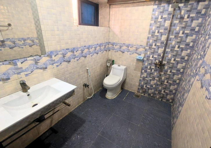 Bathroom 3, Quick Continental Hotel, Lahore