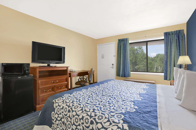 Bedroom 3, Days Inn by Wyndham Middletown, Orange