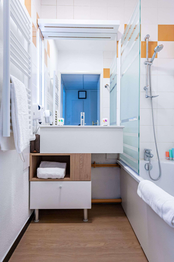 Bathroom 4, Park & Suites Elegance Grenoble, Isère