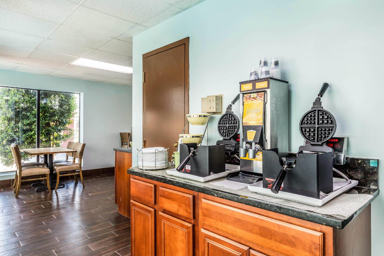Food & Drinks 5, Quality Suites, McCracken