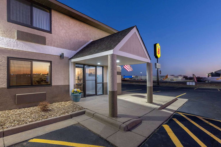 Exterior & Views 1, Super 8 by Wyndham Pratt, Pratt