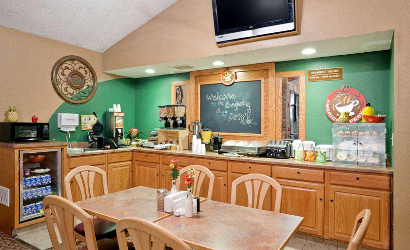 Food & Drinks 5, AmericInn by Wyndham Charlevoix, Charlevoix