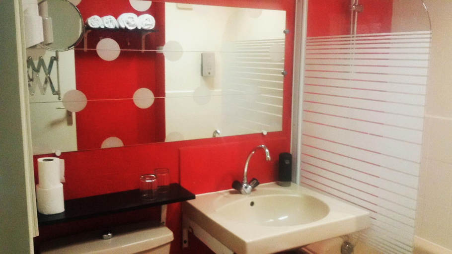 Bathroom 4, Hotel Le Merle Blanc, Saône-et-Loire