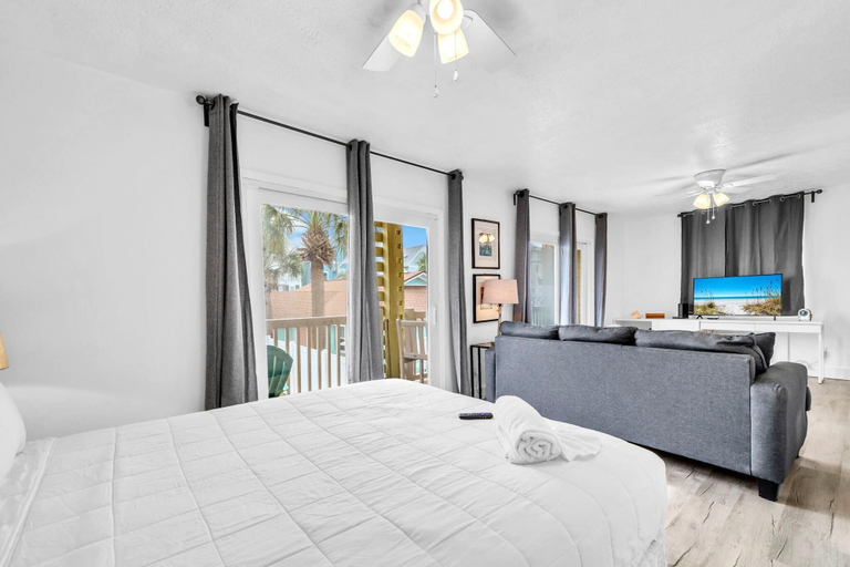 Room 1, Surfwinds #3, Bay