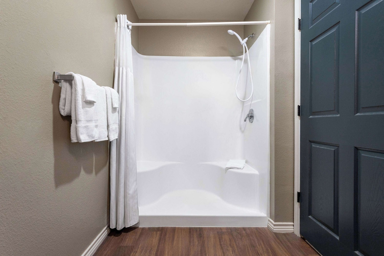 Bathroom 3, Eagle's Den Suites Kenedy a Travelodge by Wyndham, Karnes