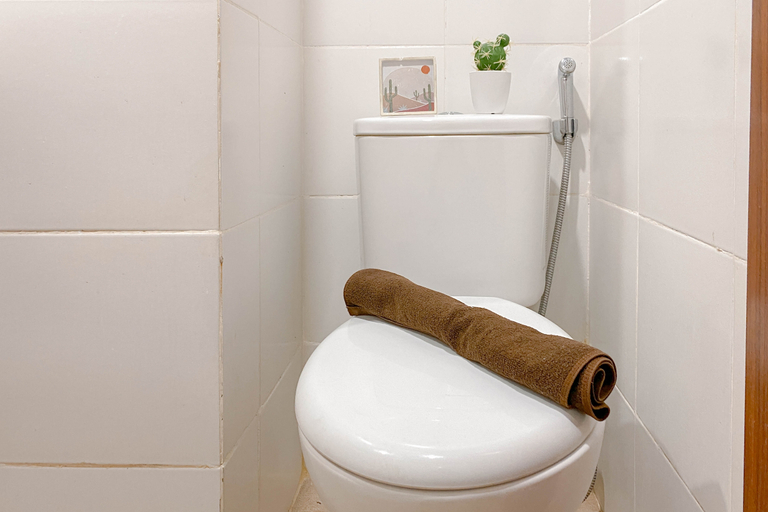 Bathroom 5, Simple Grey 1BR at Vittoria Residence Apartment By Travelio, Jakarta Barat