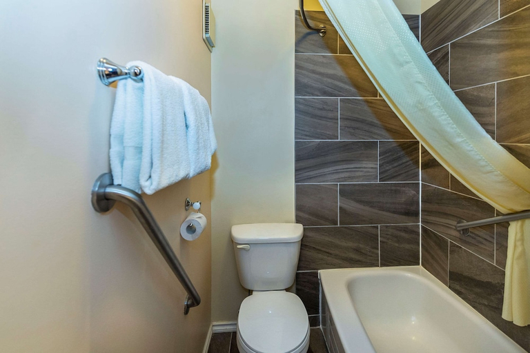 Bathroom 4, Econo Lodge Edson, Division No. 14