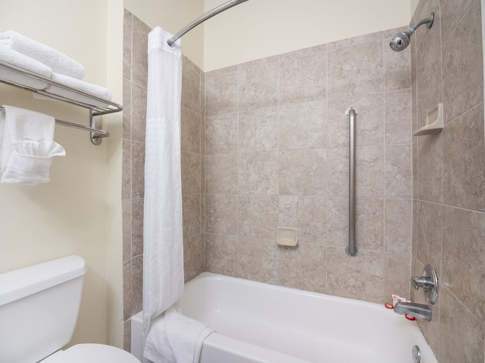 Bathroom, Baymont by Wyndham Houston North, Houston