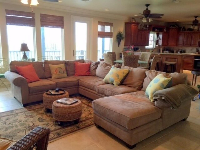 Living area, The Sandy Cork 4 Bedroom Home by RedAwning, Galveston
