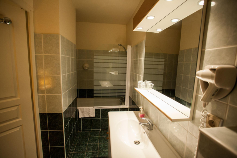 Bathroom, L'Hôtel Lac des Graves, Cantal