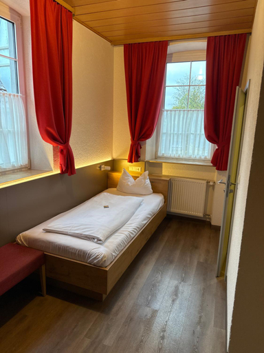 Bedroom 3, Hotel und Wirtshaus Lowen, Konstanz