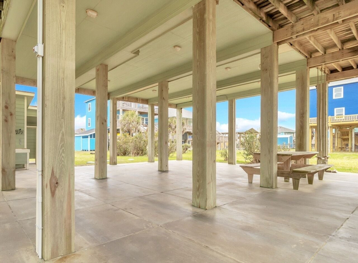 Outdoor dining 5, Sea Song 2 Bedroom Home by RedAwning, Galveston