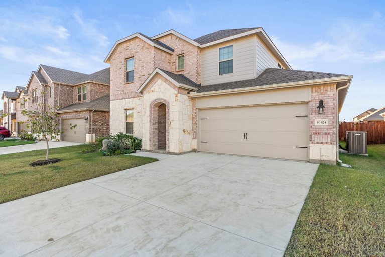 Exterior 4, Luxurious 4-Bed Home in Aubrey TX, Denton