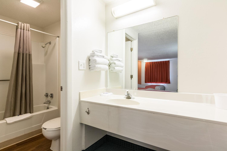 Bathroom, Travelodge by Wyndham Lansing, Eaton