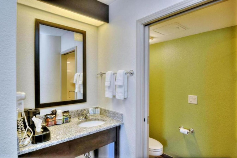 Bathroom 4, Quality Hotel and Conference Center Bluefield, Mercer