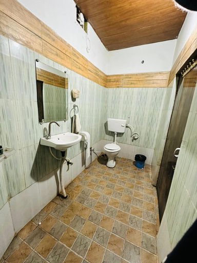Bathroom 2, ISTAQBAL HOTEL MUKKI, Balaghat