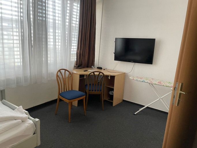 Room 4, Hotel RI, Esslingen