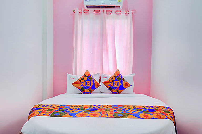 Room 2, Via Pink House, Pune