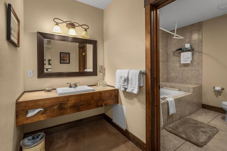 Bathroom 4, Duck Inn Lodge, Flathead