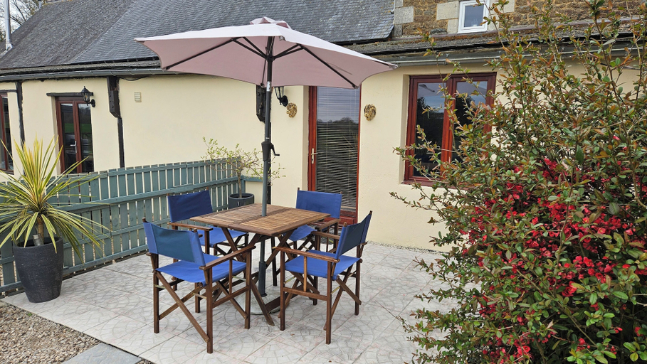 Terrace/patio 2, The Lions Den - La Loge Mantilly, Orne