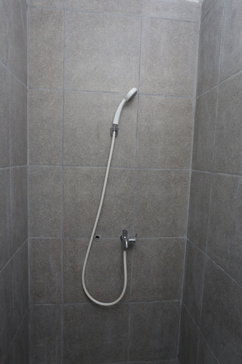 Bathroom 5, Capital O 95049 Aurora Rooms Riverdale, Cikarang