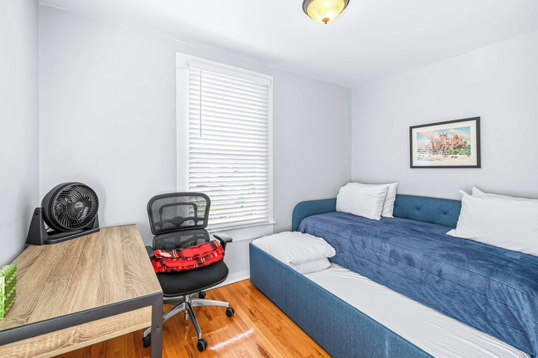 Room 3, Sunny Haven by the Village, Hillsborough