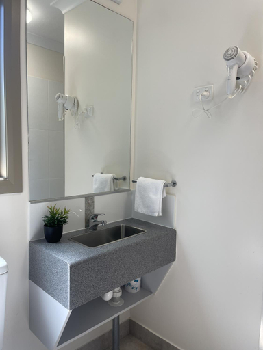 Bathroom 4, Reef Gardens Motel, Whitsunday