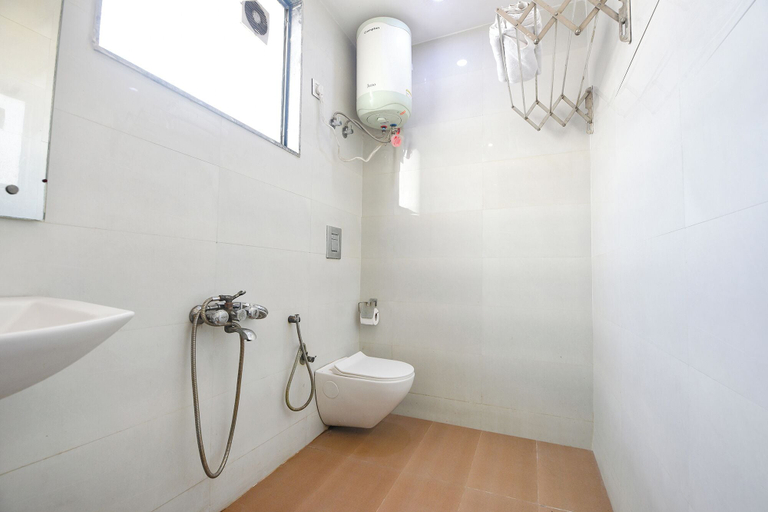 Bathroom 4, Fabhotel Laxmi Mahal, Delhi