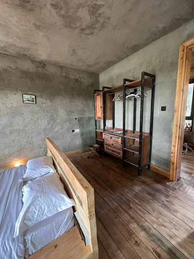 Room 5, Ole-Lekurruki Ngare Ndare, Buuri