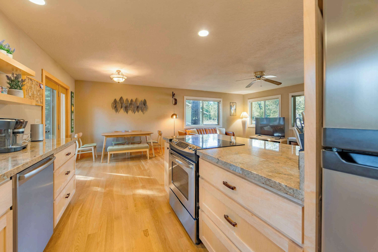 Private kitchen 2, Bakersfield Basecamp - Meyers Escape, El Dorado
