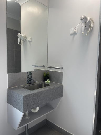 Bathroom 4, Reef Gardens Motel, Whitsunday