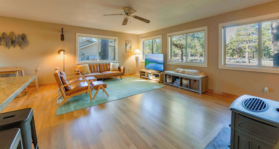 Living area 4, Bakersfield Basecamp - Meyers Escape, El Dorado