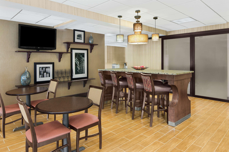 Food & Drinks 5, Hampton Inn Commerce, Banks