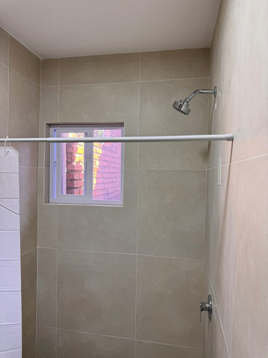 Bathroom 3, Surbackpackers, Andrés Ibáñez