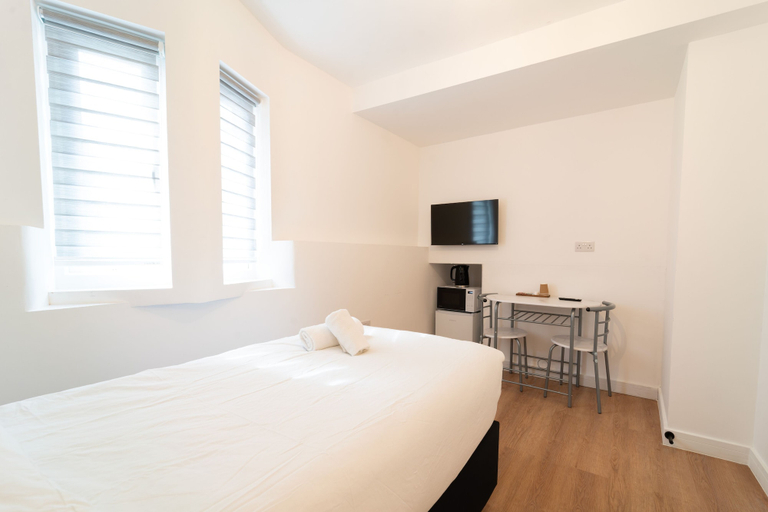 Room 5, Centra High Road, London