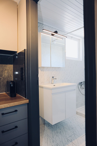 Bathroom 5, Manthos Beachfront Apartments, Ionian Islands