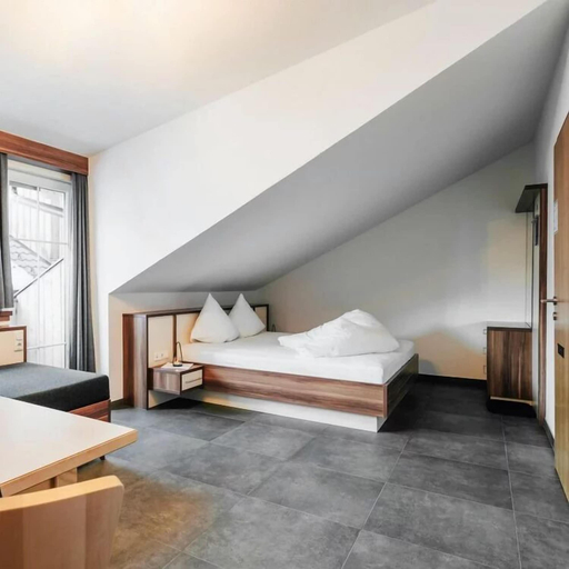 Room 5, Tillga Glück, Lienz
