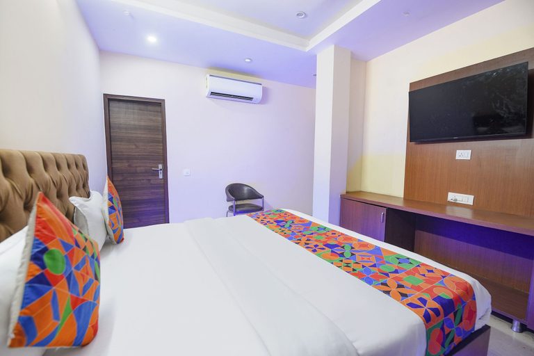 Room 2, Fabhotel Mannat Bhera Enclave, Delhi