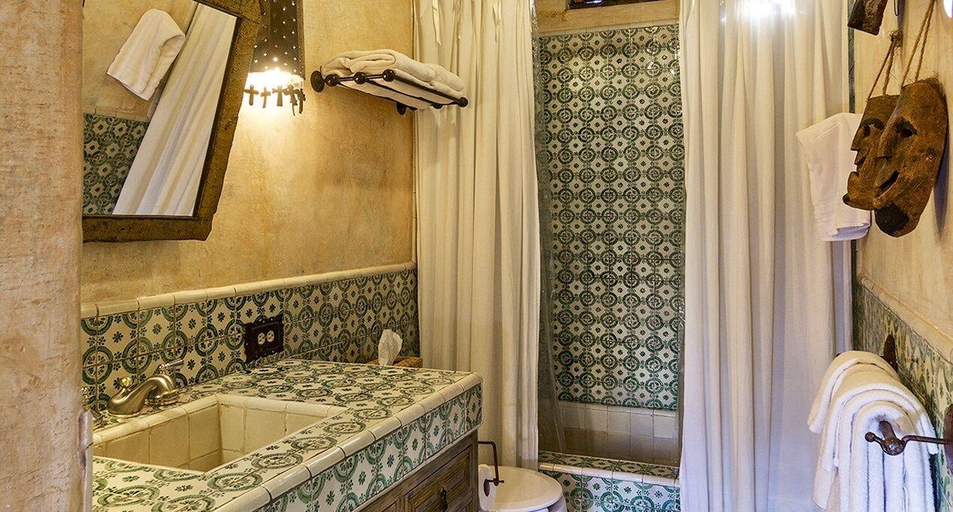 Bathroom, Hacienda Las Amantes, Allende