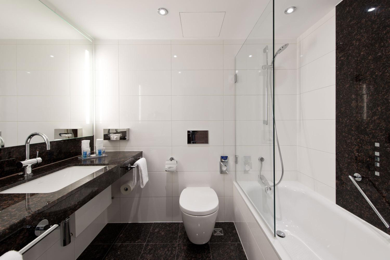 Bathroom 5, Maritim Hotel Darmstadt, Darmstadt